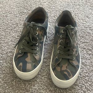 J Slides Platform Sneakers